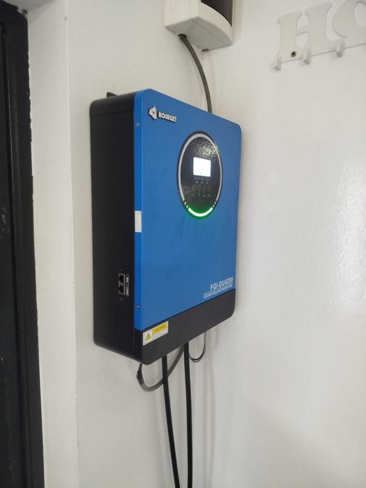 Se vinde invertor,12-24v.2,3-4.00kv  si baterie cu gel AGM 165ah