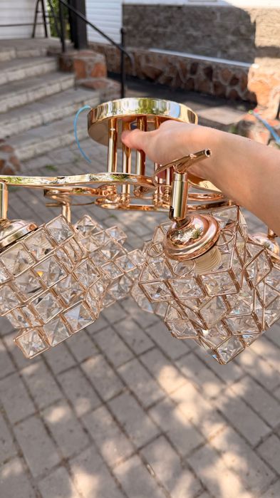 Продам люстры в гостиную