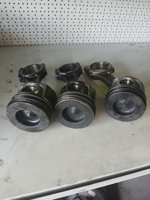 Бутало с биела Mazda CX7