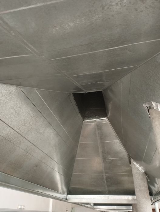 Вытяжка му́ри сотилади