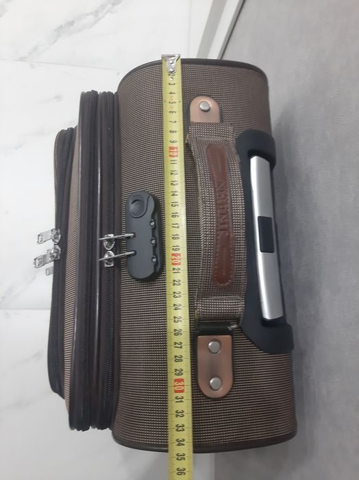 Чемодан ,размер ручной клади.