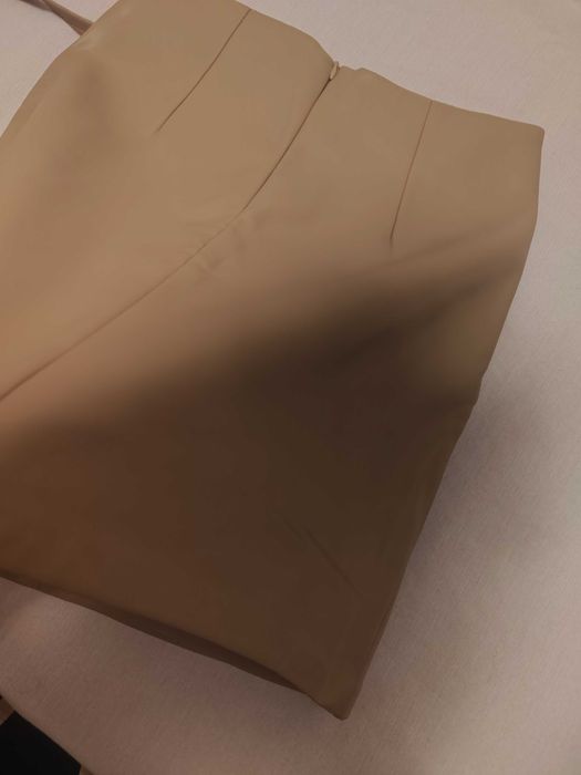 Нова, бежова, кожена пола