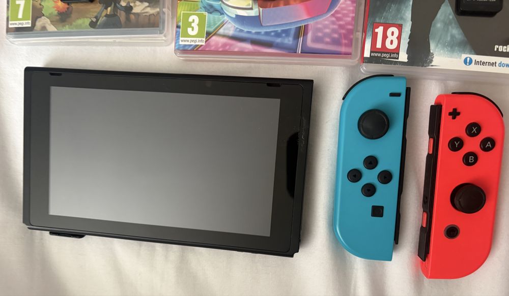 Nintendo Switch + 4 jocuri originale,stare excelentă.