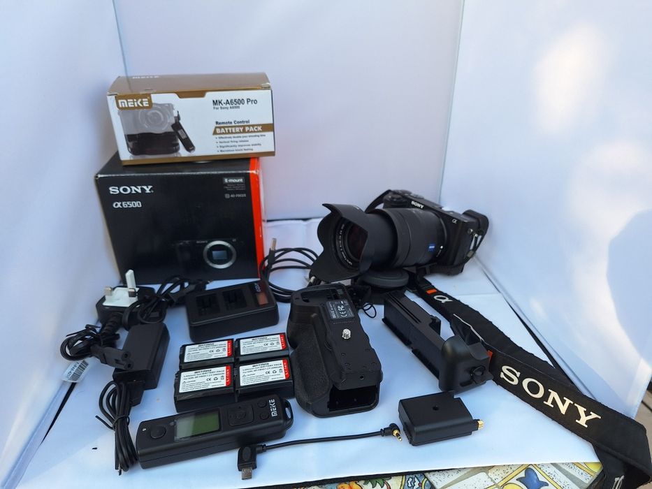 Sony a6500, grip meike, 2 încărcătoare, 4 acumulatori, obiectiv;