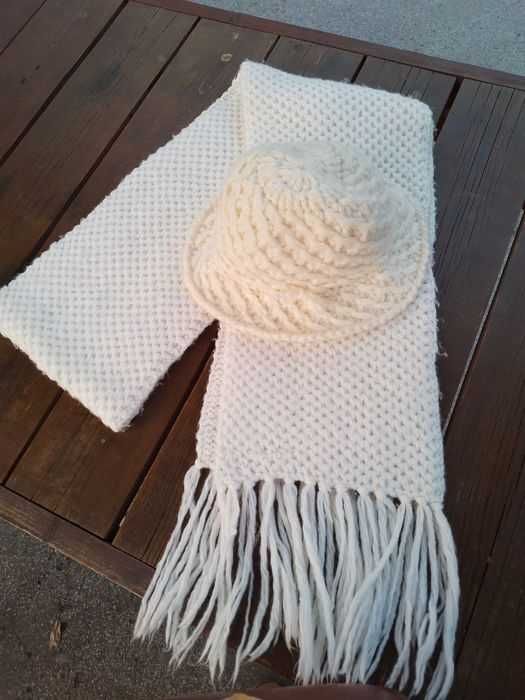 Căciulă de blană frumoasă, eșarfe, fulare, pălărie