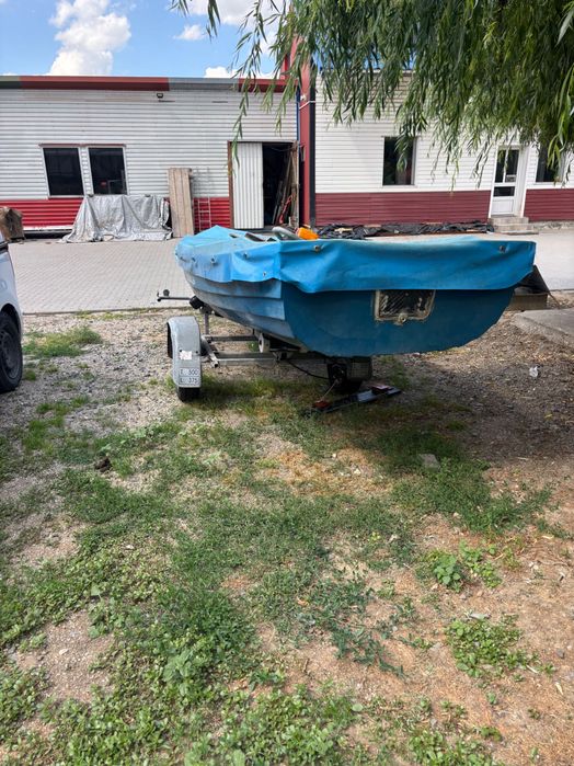 Barca de pescuit cu motor