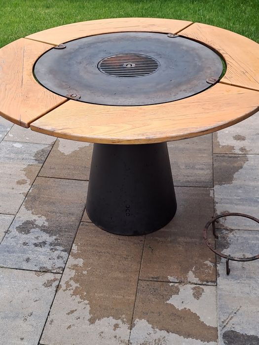 Vând gratar premium UNO cu plita si masă