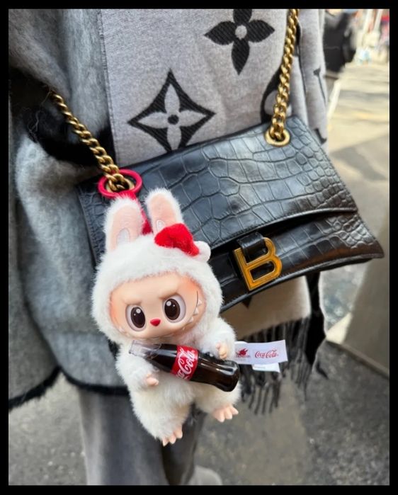 Лабубу с колой оригинал