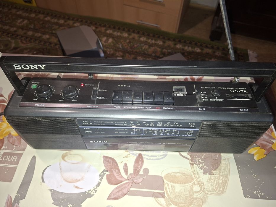 Sony CFS-210L, radiocasetofon made in France, radio 4 benzi, Antena Satelor, perfect funcțional