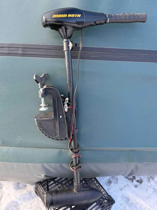 Barca de pescuit cu motor electric si vasle