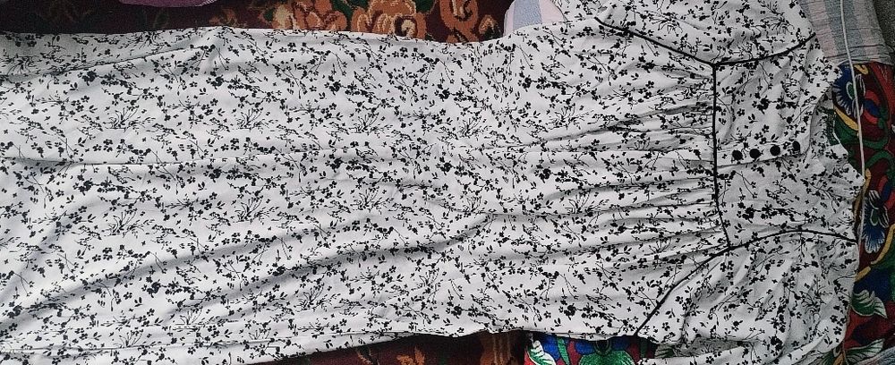 Oq matoda qora gulli ayollar ko'ylagi sifatli  turkiyadan keltirilgan.