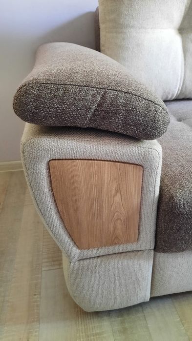 Диван с подушками