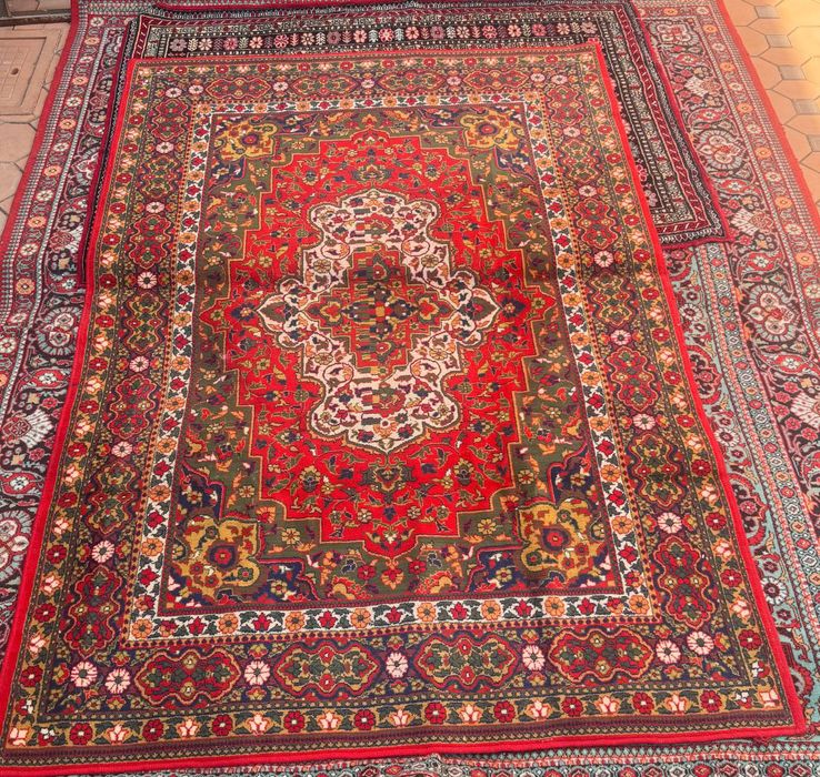 Antiquar Gilamlar deyarli yangi.