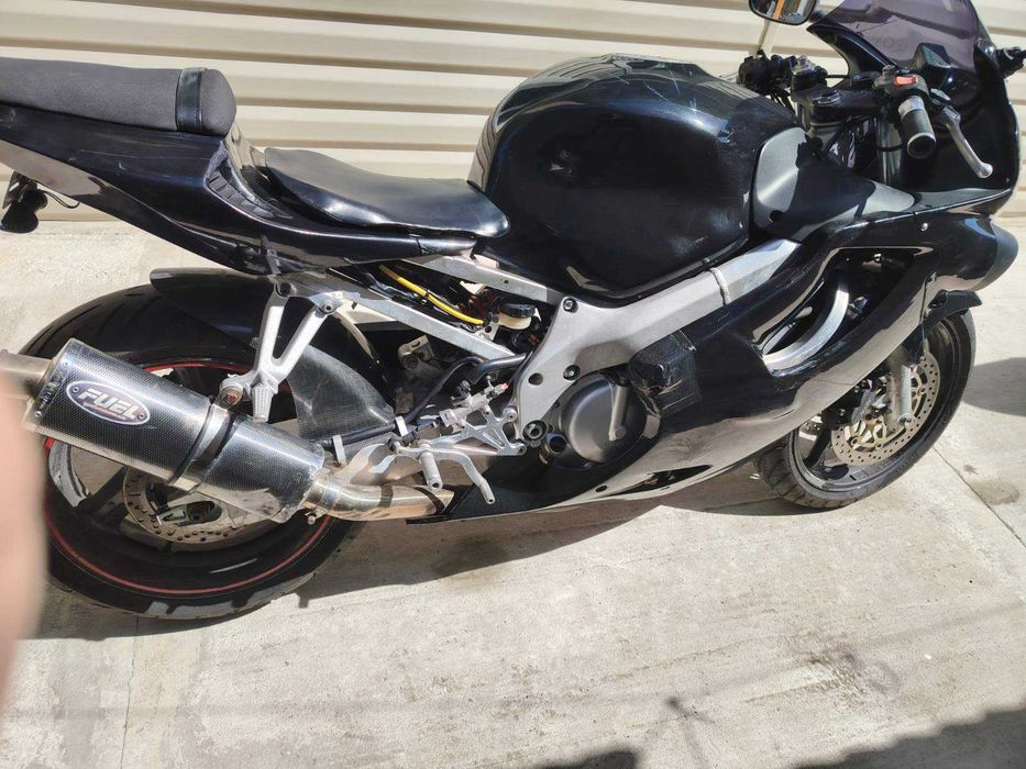 Honda CBR 600 F4 на части
