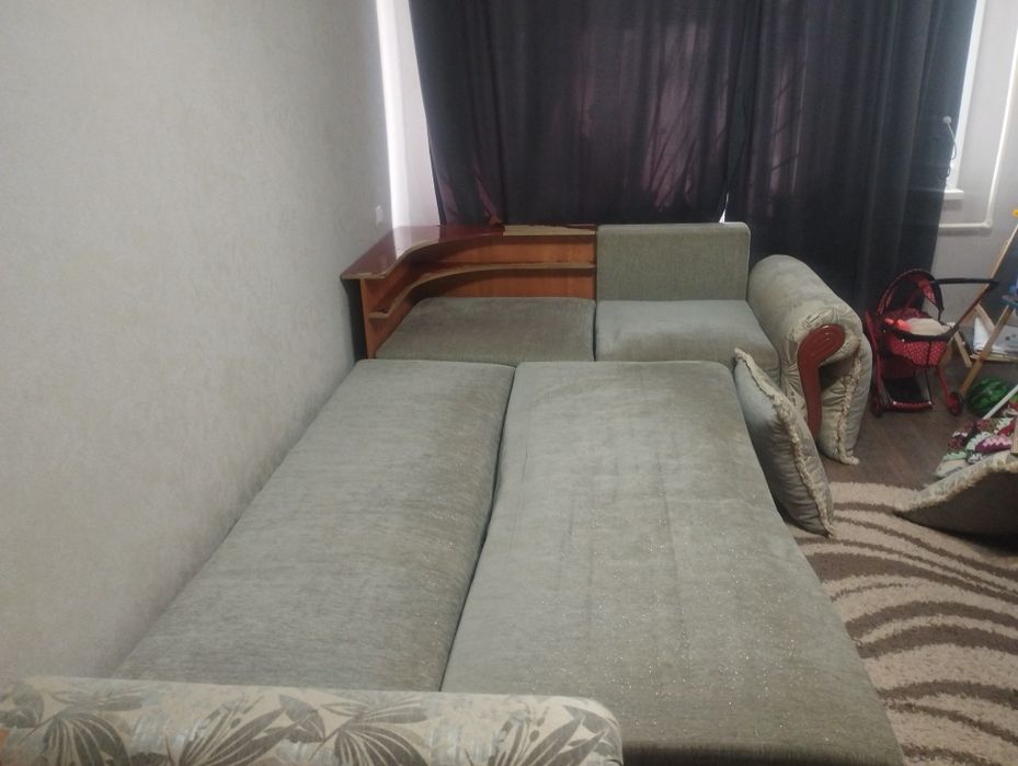 Угловой диван в хорошем состоянии