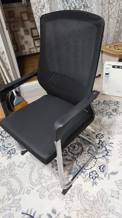 Продам посетительское  кресло  NANO "DAFNA"" эстетичное,черное . удобн
