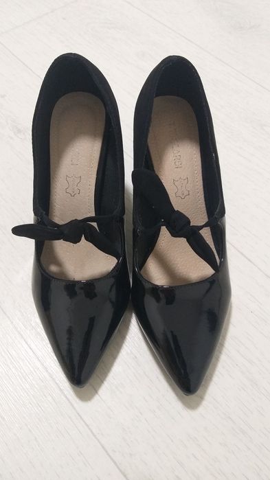 Продам 2 пары туфель