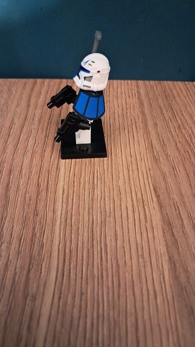 Это Лего мини фигурка капитан рэкса