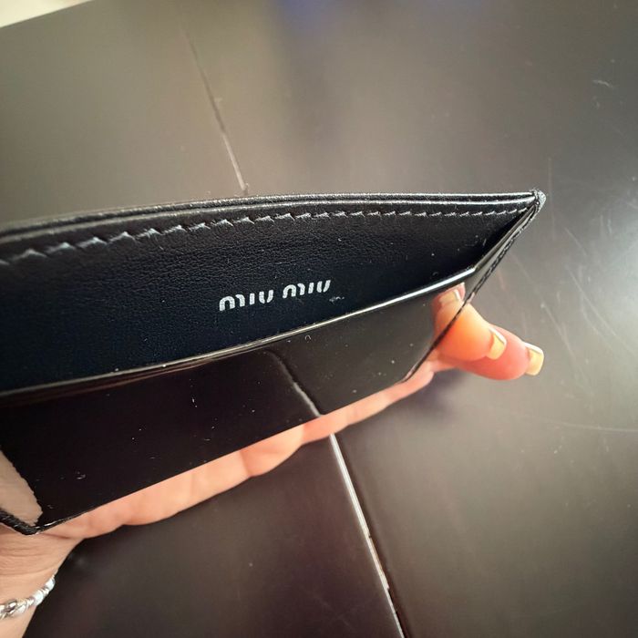Оригинален Card държач за карти MIU MIU от естествен лак