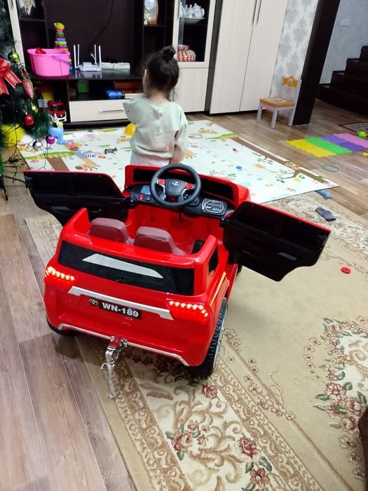 Машина детская почти новая