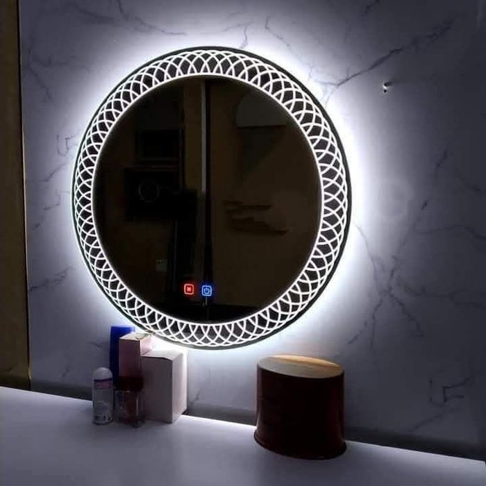 Sensorli led oynalar. Buglantirmaydigan funksiyali. 3 xil rang