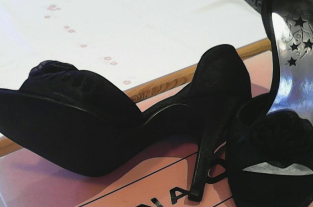 Vand pantofi de ocazie.