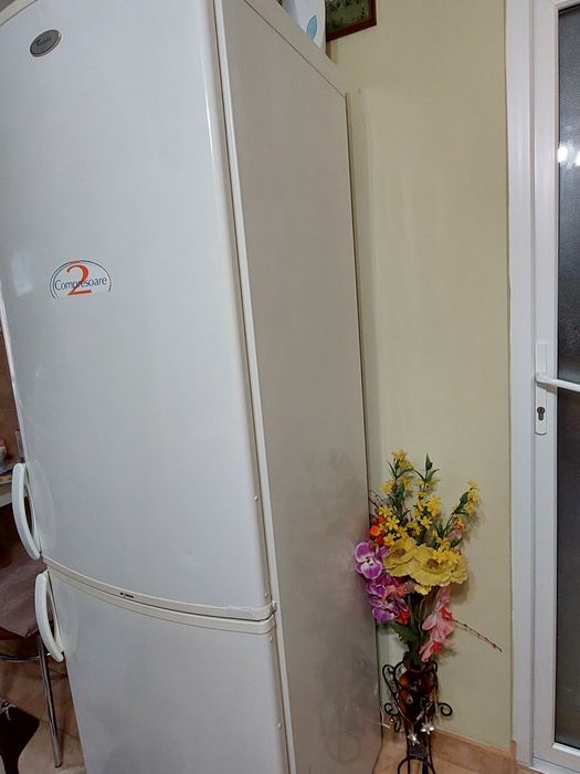 Vând frigider whirlpool