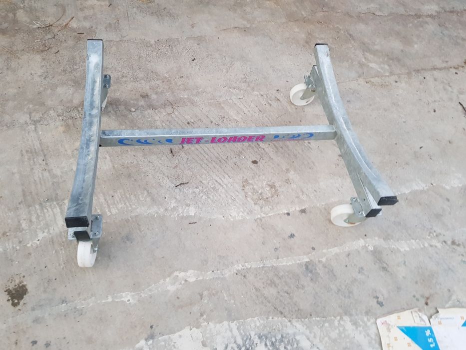 Продавам стойка,количка за джет или лодка