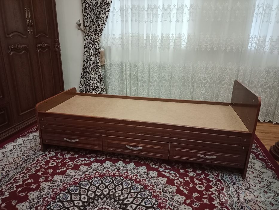 Bolalar karovat yangidek turibdi