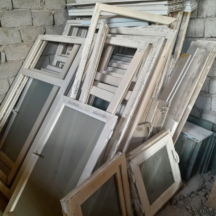 Қолданылған пластик терезе Асарда тұр