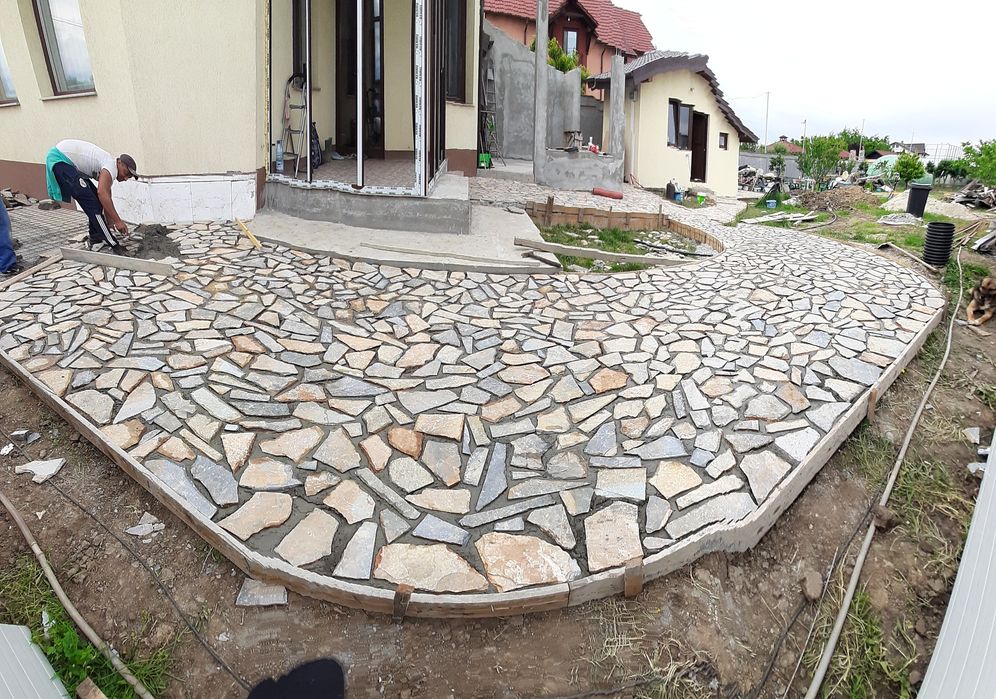 Gazon rulou tuia și piatra naturala