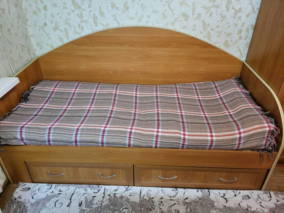 Продам кровать с ящиками для хранения.