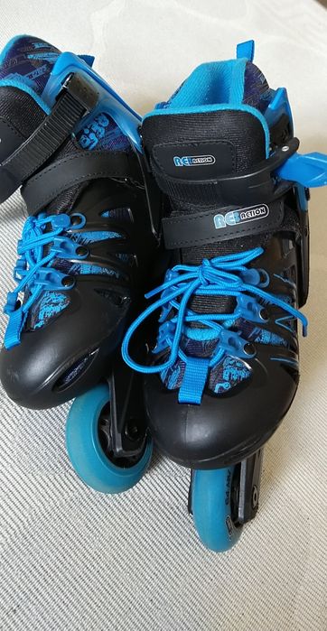 Роликовые коньки и комплект защиты.