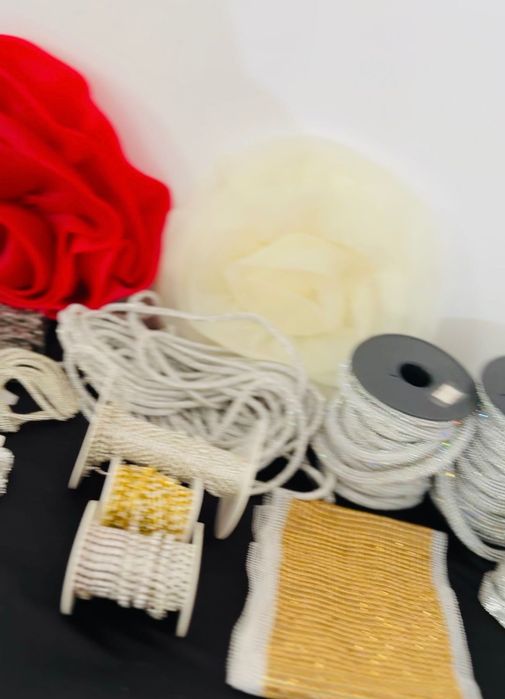 Vând materiale textile și accesorii pentru rochii !