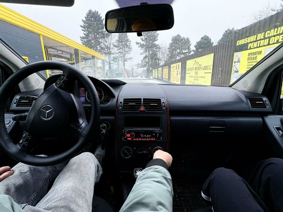 Vând Mercedes a200