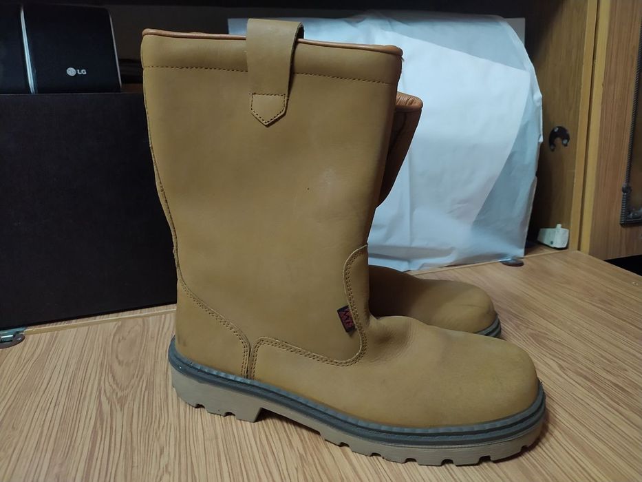 Рабочая обувь. Есть новая и б/у. Фирмы МТС и DUKE