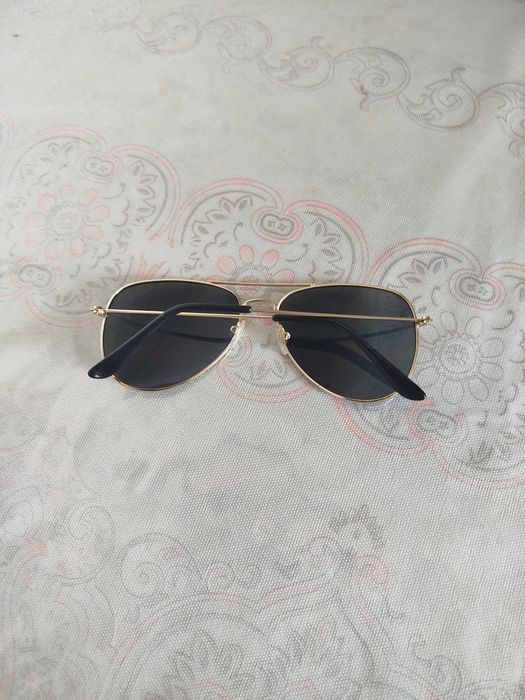 Солнцезащитные очки Aviator в металлической оправе