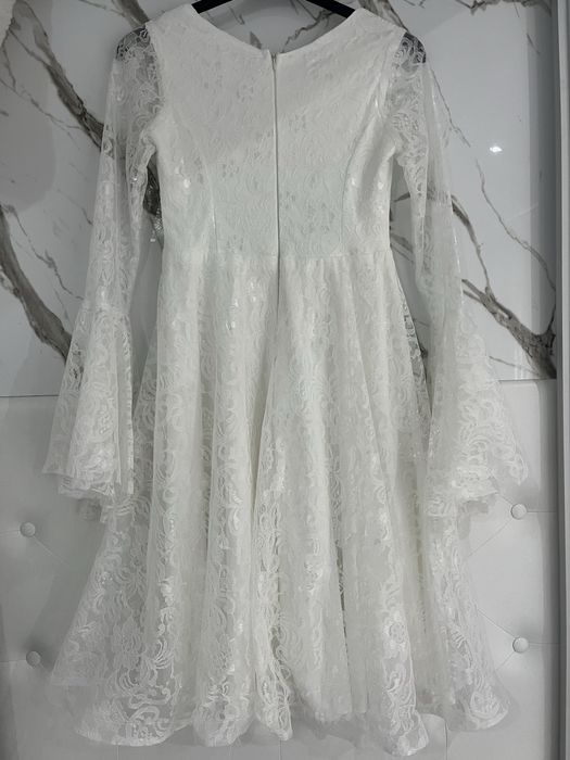 Нежна бяла дантелена рокля