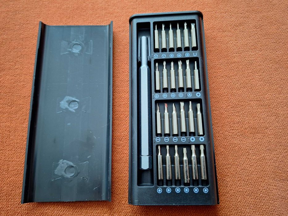 Trusa  surubelnita metalica cu 24 biti + cutie depozitare transport