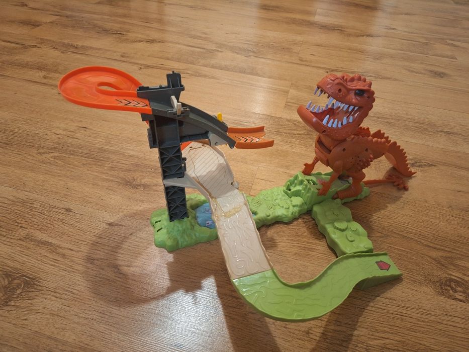 Четири етажна писта за коли и писти HotWheels