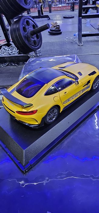 Продается модель авто мерседес масштаб 1:18