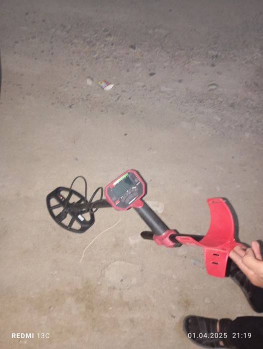 Tilla topadigan aparat naushniklari bilan