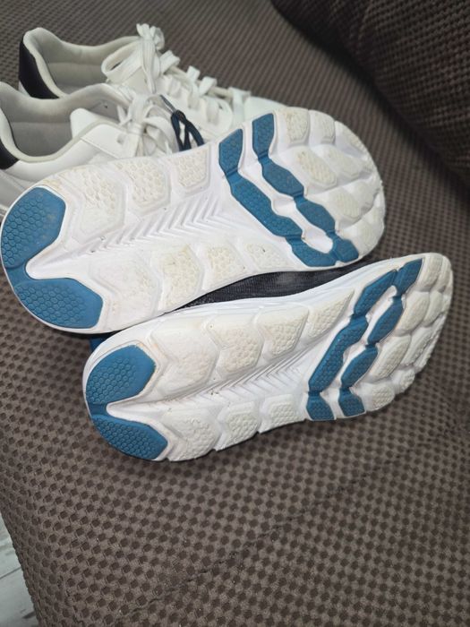 Маратонки два чифта 15лв.