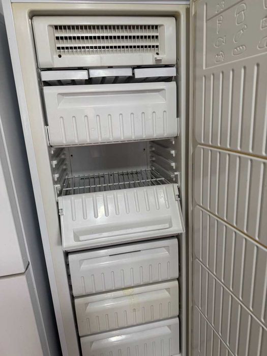 Морозильник вертикальный Indesit