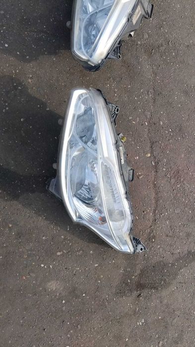 Far stanga/dreapta Peugeot 208 an 2014