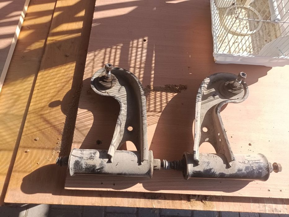 Продам рычаги передние оригинал