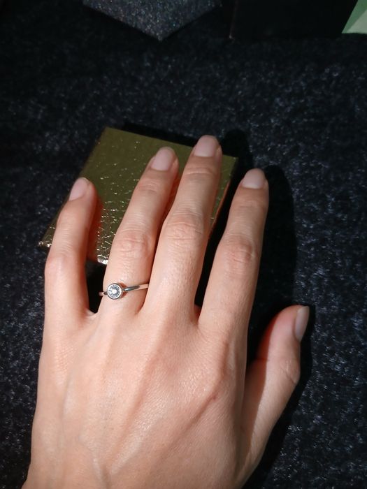 Продам колечко в белом золоте с брилиантом