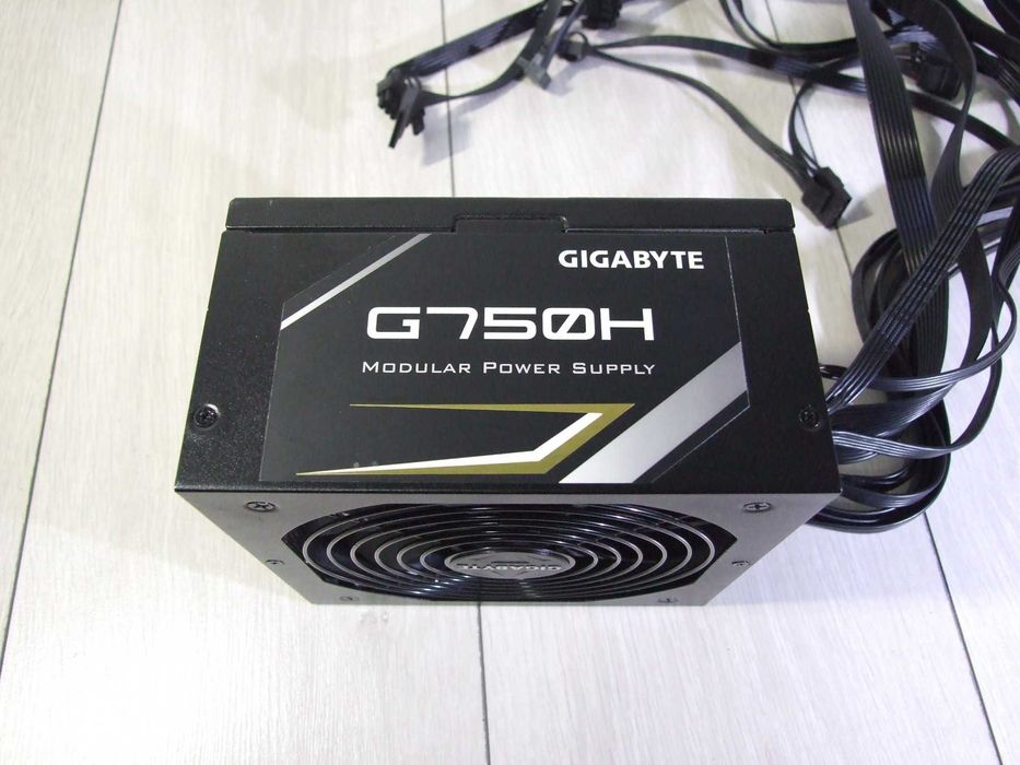 Sursa Gigabyte G750H, 750W, semi-modulara, 80 Plus Gold, eficienta 90%, Active PFC