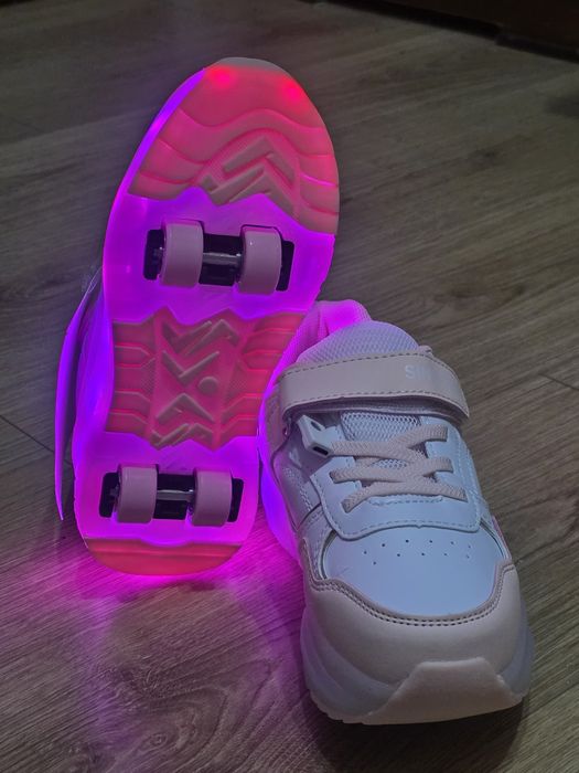 Adidasi cu role detasabile