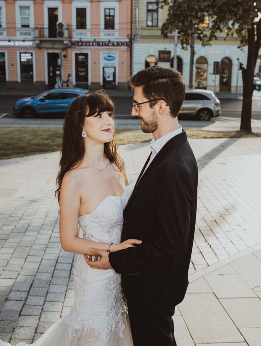 Rochie de mireasa necununata, model sirena cu trena cu fluturi